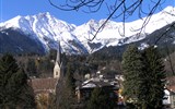 Alpy - Rakousko - Tyrolsko - Innsbruck, hlavní město Tyrolsjka, leží na řece Inn a nad ním se zdvíhají zasněžené štíty Alp